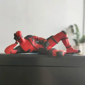 Reclining Deadpool Collectible Figure