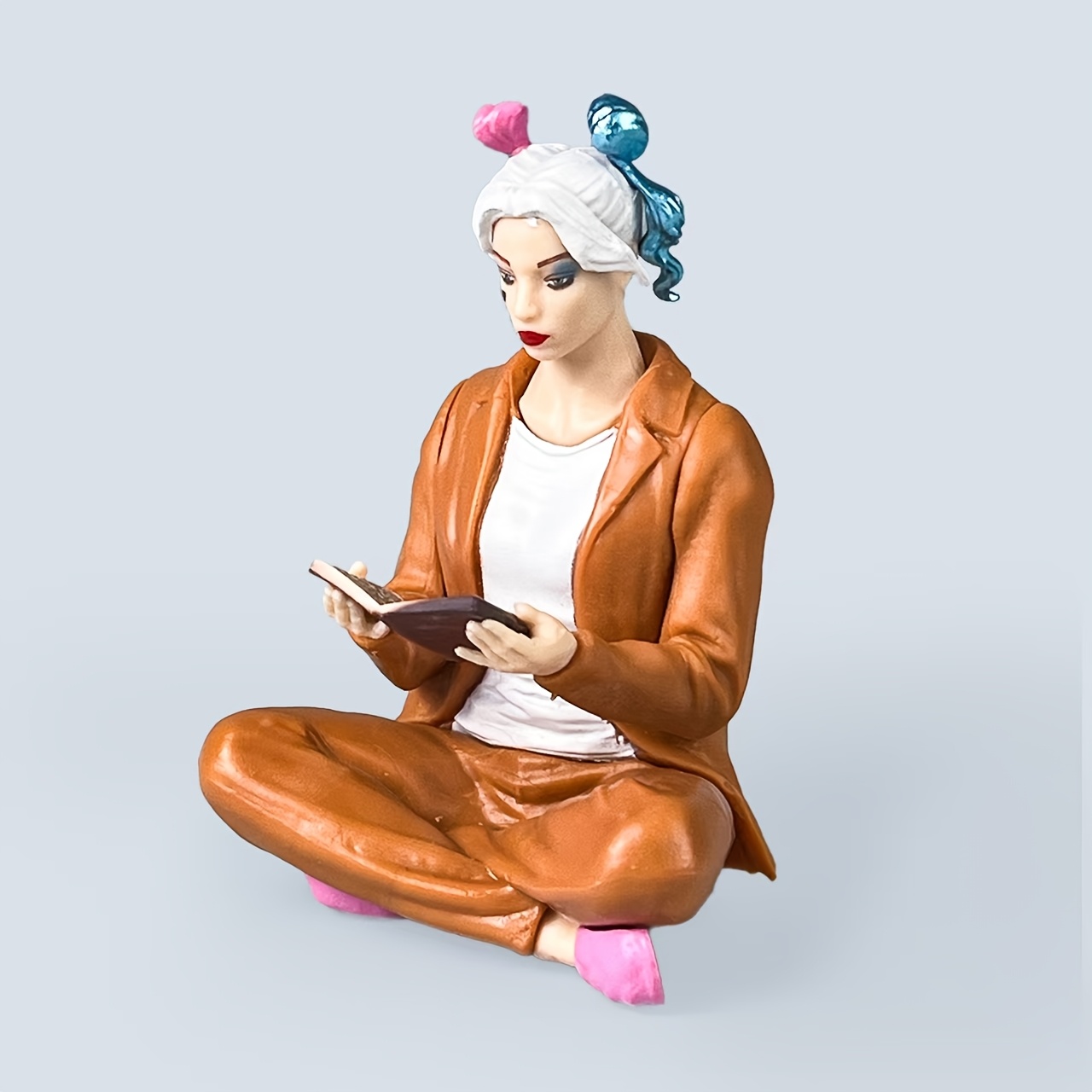 Harley Quinn Sitting Collectible Figure - Image 3